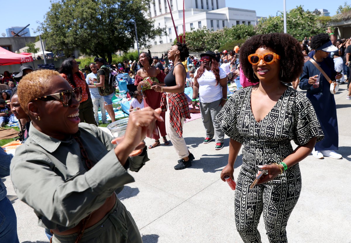 Super-fun to cover this wonderful event <a href="/oaklandmuseumca/">Oakland Museum of California (OMCA)</a> in @oakland today! See more of my pics and Happy Juneteenth! Photos: Oakland Museum of California draws hundreds to Hella Juneteenth Festival eastbaytimes.com/2025/06/19/pho…