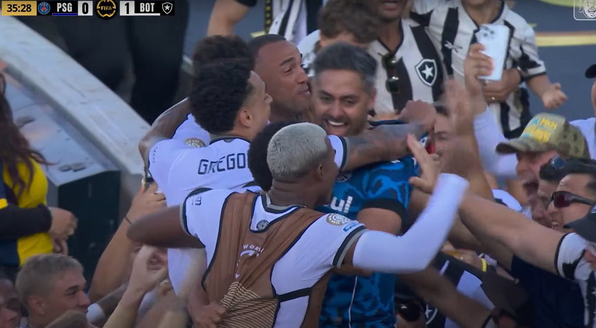museu_gremio's tweet photo. "Não vai ter nenhum gremista num dos gols mais importantes da história do Botafogo"

O gremista: https://t.co/ryJDOAfKzH