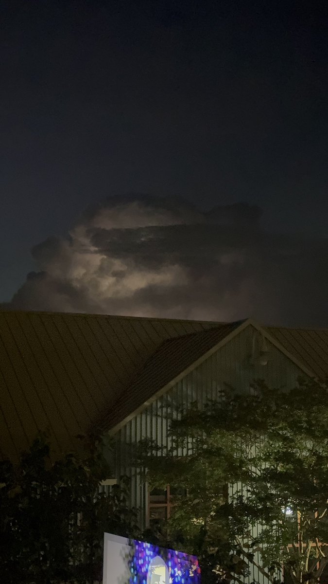 tatatatabs's tweet photo. @wxbrad View of this storm from south end https://t.co/GQ0qqAN5yr