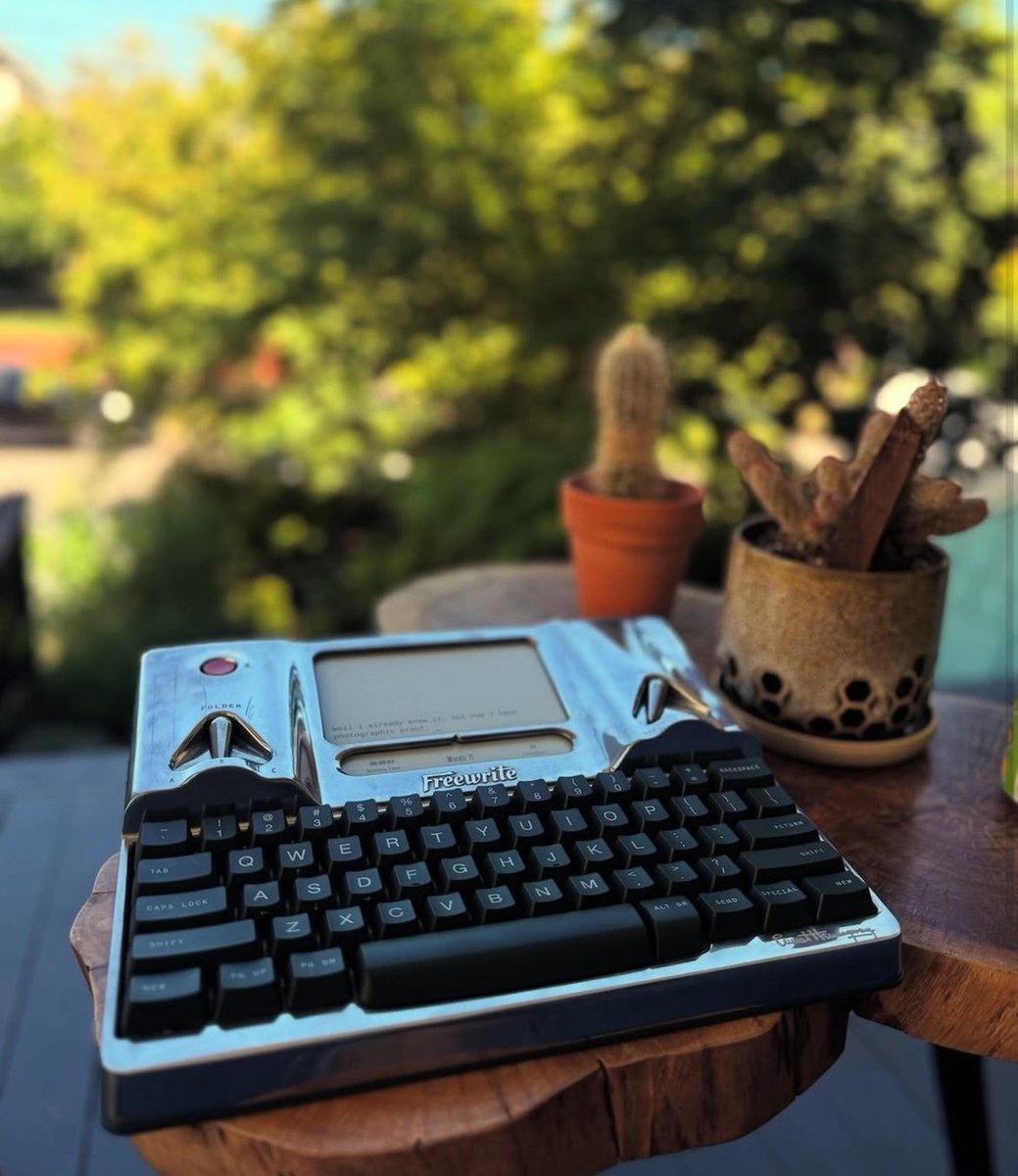 getfreewrite's tweet image. It's writing outside weather. ☀️ 📸 : Liz Wasson Coleman
getfreewrite.com/products/hemin…
#freewritefam #amwriting #hemingwrite