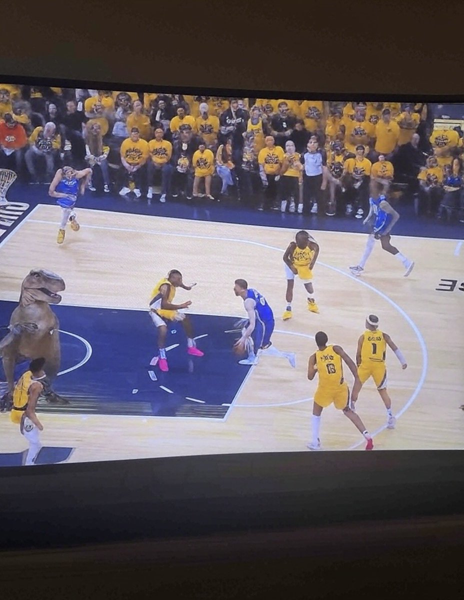 ethan_jay_t's tweet photo. Has anyone else being seeing what’s happening on the court 💔🥀REFS PLEASE DO SOMETHING https://t.co/3Oc98P1APq