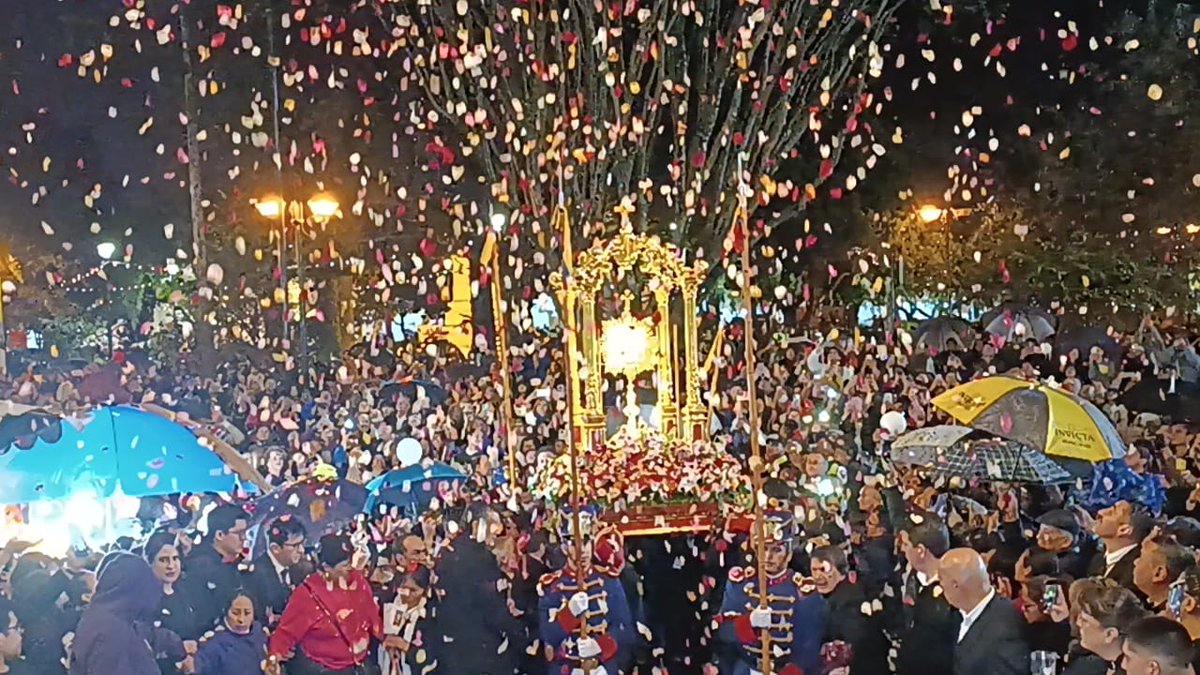 NuevoTiempoCue's tweet photo. #CorpusChristi2025 
Fe y dulzura en el corazón de Cuenca💛❤️

Cuenca se viste de fe y tradición del 19 al 26 de junio para celebrar una de sus fiestas más emblemáticas: el Corpus Christi. Esta celebración, que se remonta a la fundación de la ciudad en 1557, es mucho más que una festividad religiosa; es el alma viva de una ciudad que honra al Santísimo Sacramento con devoción y alegría.

Durante siete noches —el famoso Septenario— el centro histórico se convierte en escenario de procesiones, misas, pirotecnia y dulces. Cada jornada inicia con la solemnidad de la Eucaristía en la Catedral de la Inmaculada y culmina con una multitud rodeando el Parque Calderón, donde los castillos de fuego iluminan el cielo cuencano en una mezcla de espiritualidad y espectáculo. Las estructuras de carrizo, vestidas de papel de seda, estallan en colores como símbolo de adoración.

El aroma a azúcar y tradición acompaña el recorrido. Los “dulces del Corpus”, preparados por manos monásticas y familias cuencanas, invaden los portales con sabores que traen recuerdos de infancia y fe. Alfajores, turrones, quesitos, rosquillas y más, forman parte del ritual que endulza el alma.

Así, Cuenca no solo celebra una tradición ancestral, sino que la reinventa cada año. En cada vela encendida, en cada explosión de luz, en cada bocado, palpita el espíritu de un pueblo que mantiene viva su identidad a través de la fe, el arte y la dulzura.
