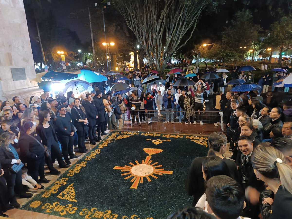 NuevoTiempoCue's tweet photo. #CorpusChristi2025 
Fe y dulzura en el corazón de Cuenca💛❤️

Cuenca se viste de fe y tradición del 19 al 26 de junio para celebrar una de sus fiestas más emblemáticas: el Corpus Christi. Esta celebración, que se remonta a la fundación de la ciudad en 1557, es mucho más que una festividad religiosa; es el alma viva de una ciudad que honra al Santísimo Sacramento con devoción y alegría.

Durante siete noches —el famoso Septenario— el centro histórico se convierte en escenario de procesiones, misas, pirotecnia y dulces. Cada jornada inicia con la solemnidad de la Eucaristía en la Catedral de la Inmaculada y culmina con una multitud rodeando el Parque Calderón, donde los castillos de fuego iluminan el cielo cuencano en una mezcla de espiritualidad y espectáculo. Las estructuras de carrizo, vestidas de papel de seda, estallan en colores como símbolo de adoración.

El aroma a azúcar y tradición acompaña el recorrido. Los “dulces del Corpus”, preparados por manos monásticas y familias cuencanas, invaden los portales con sabores que traen recuerdos de infancia y fe. Alfajores, turrones, quesitos, rosquillas y más, forman parte del ritual que endulza el alma.

Así, Cuenca no solo celebra una tradición ancestral, sino que la reinventa cada año. En cada vela encendida, en cada explosión de luz, en cada bocado, palpita el espíritu de un pueblo que mantiene viva su identidad a través de la fe, el arte y la dulzura.