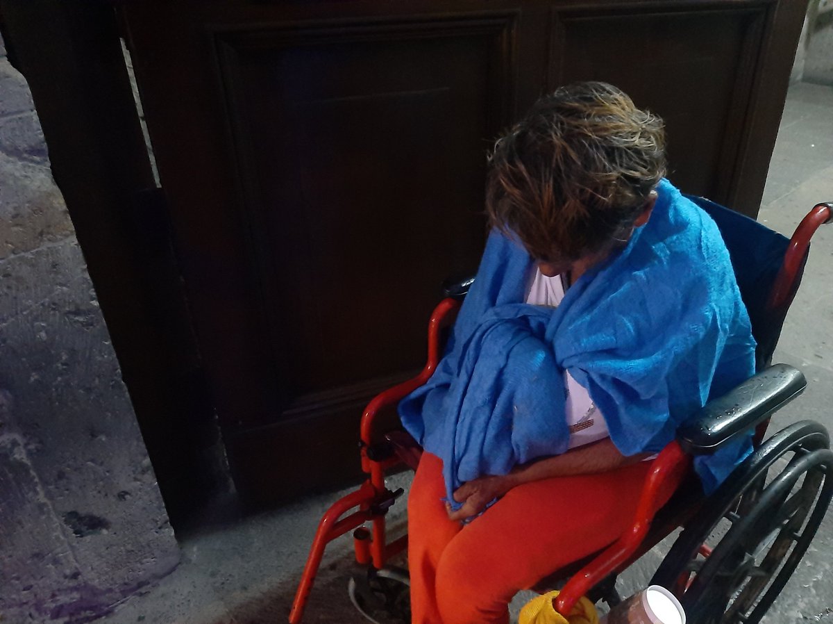 Elizabeth Ortiz (@lizortiztapia) on Twitter photo Encuentras a una persona en medio de la lluvia, llamas al municipio de Gdl para que alguien de albergues pueda pasar por ella y así no se siga mojando, pero el poli en Palacio de Gobierno dice que me tengo que quedar aquí hasta que pasen por ella y cierran a las 9 <a href="/PabloLemusN/">Pablo Lemus Navarro</a> Encuentras a una persona en medio de la lluvia, llamas al municipio de Gdl para que alguien de albergues pueda pasar por ella y así no se siga mojando, pero el poli en Palacio de Gobierno dice que me tengo que quedar aquí hasta que pasen por ella y cierran a las 9 <a href="/PabloLemusN/">Pablo Lemus Navarro</a>