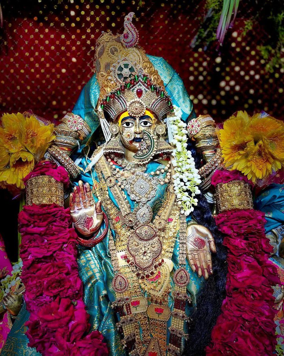 श्री लक्ष्मी हिंदू धर्म में धन, समृद्धि और सौभाग्य की देवी हैं।
जय माॅं महालक्ष्मी