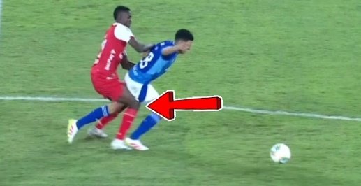 Borda_analista's tweet photo. HUBÓ FALTA PREVIA
Previo al segundo gol de SANTA FE vs MILLOS el VAR llamó bien al árbitro Rojas por la falta de Murillo a Vega del Embajador, Rojas revisó y NO dio la infraccion, el jugador rojo, no juega el bálon y con la rodilla termina golpeadoló. El tanto no debió valer https://t.co/g6rh0x2rSL