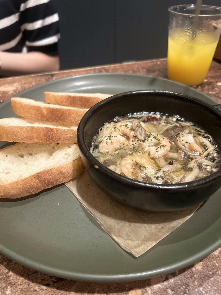 おはようございます！

先日食べたイタリアンが美味しすぎたので共有させてください🤲

特に季節のフルーツのカプレーゼが感動レベルでした！！
モッツァレラ派だったけどブッラータチーズ派になりそう🤤

今日も暑いですが体調気をつけて頑張っていきましょう🙋‍♀️✨