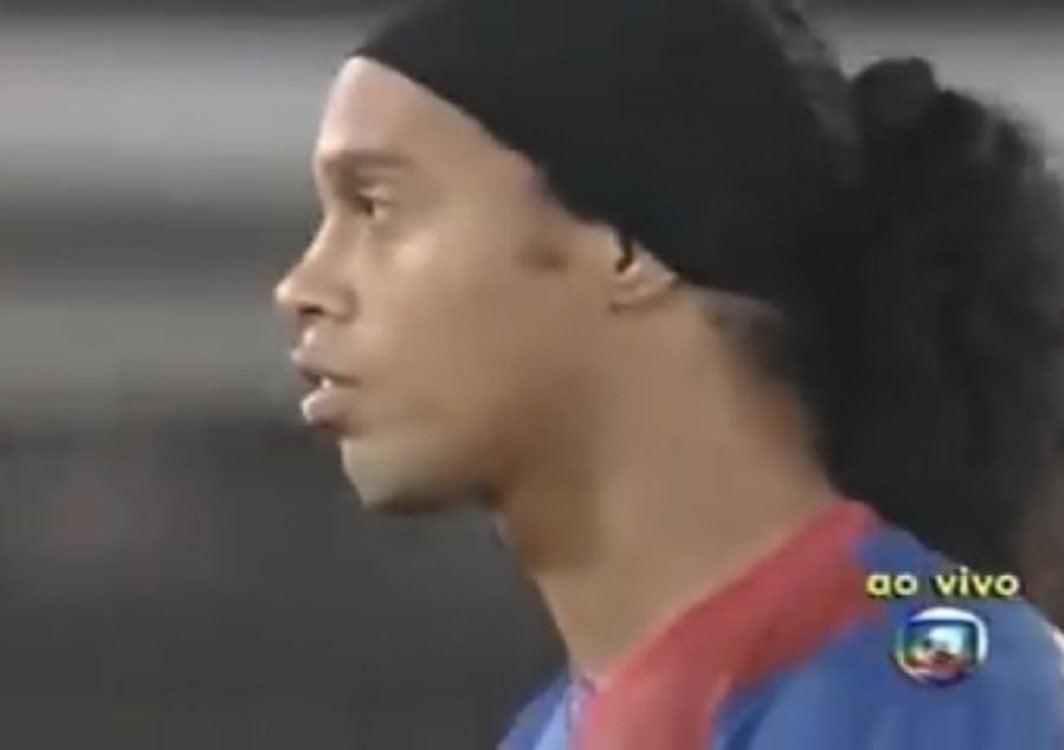 A reação de Ronaldinho após a derrota do Barcelona para o Internacional na final do Mundial de Clubes em 2006.

Nostálgico!