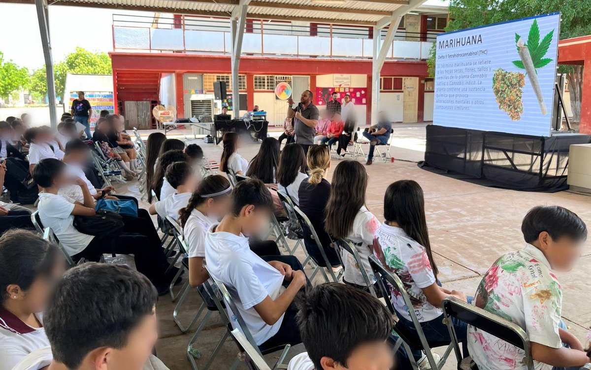 FabiolaASalaza's tweet photo. #Cajeme; Dentro del programa Jornadas Permanentes por La Paz de la @SonoraSeguridad y en coordinación con DIF se atendiendo a la comunidad estudiantil de la Secundaria No. 16 de #UrbiVillasdelRey con la conferencia “ Más Salud Menos Adicciones “ https://t.co/CA7R8nwAtp