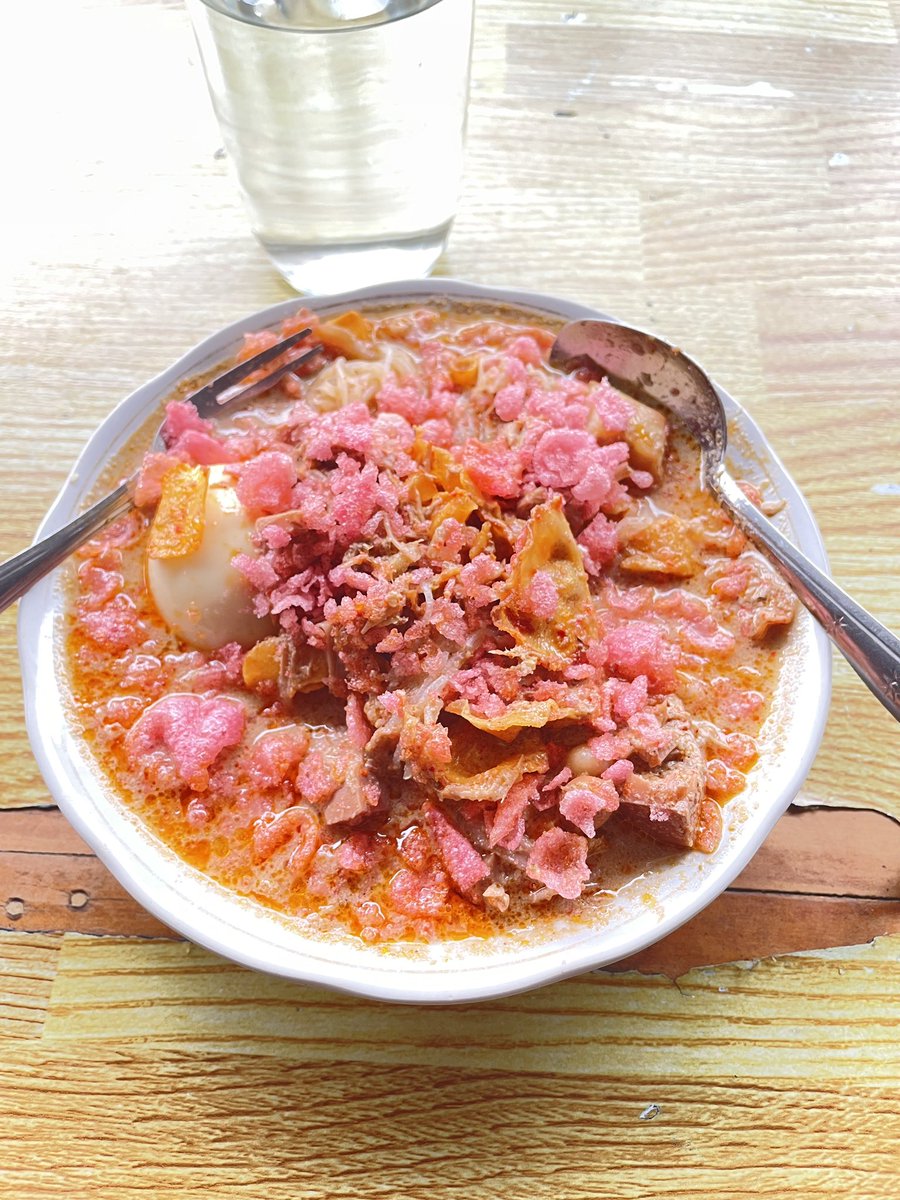Akhir nya nemu juga lontong sayur padang di Surabaya. Rasa nya OK, porsi nya banyak.  Di sini juga ada soto padang. Guys kalian yg kangen lontong sayur padang bisa coba ke <a href="/GebuMinang/">Gebu Minang</a> Surabaya. Google aja alamat nya. <a href="/MIrvanDarwin1/">Da Van Loh KitoShuko</a> <a href="/ngah_Aqthar/">CINDAKU MALALAK</a>