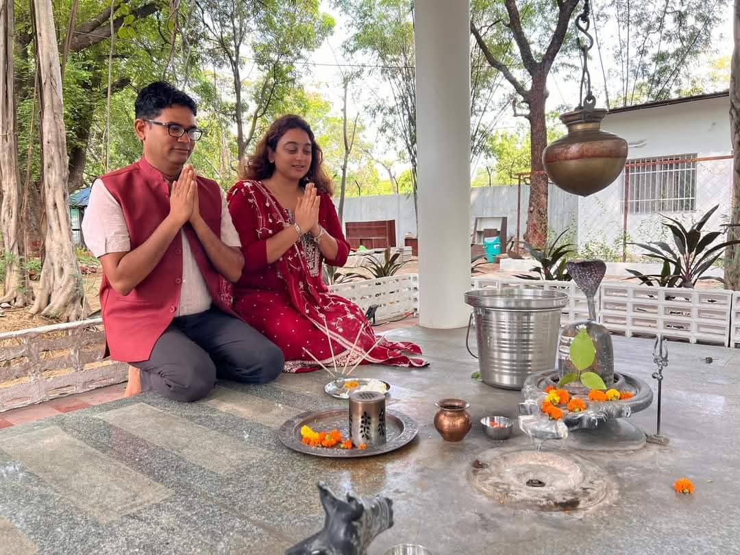कलेक्टरी की नौकरी से त्यागपत्र देकर जन सेवा को सर्वोपरि मानते हुए राजनीति एवं कृषि क्षेत्र में अपनी महत्वपूर्ण भूमिका निभाने वाले छत्तीसगढ़ शासन के वित्त मंत्री हमारे आदरणीय <a href="/OPChoudhary_Ind/">OP Choudhary</a> जी एवं भाभी जी को वैवाहिक वर्षगांठ पर हार्दिक बधाई एवं शुभकामनाएं