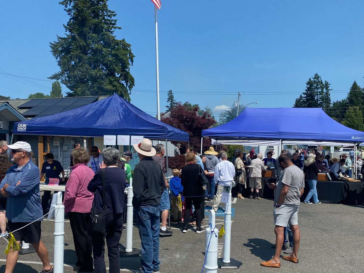 MichelleCaldier's tweet image. 📚🐟 Huge thanks to everyone who came out for the Friends of the Manchester Library Father’s Day Salmon Bake!

Great food, great company, and I had the sweet job of handing out 400+ cookies! 🍪

Your support keeps the library strong—thank you! ❤️📖
#SalmonBake #SupportLibraries