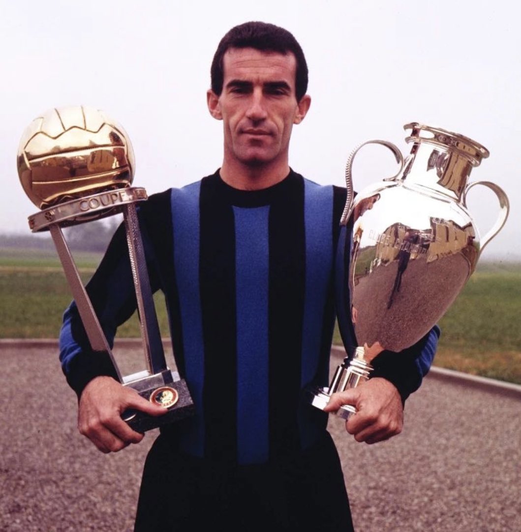 InterClubGreece's tweet photo. Θυμόμαστε τον Armando Picchi, τον αρχηγό της #GrandeInter, που γεννήθηκε μια μέρα σαν σήμερα το 1935. ⚫️🔵

#InterClubGreece #Inter #Internazionale #Nerazzurri #Inter1908 https://t.co/l3dXdVElqU