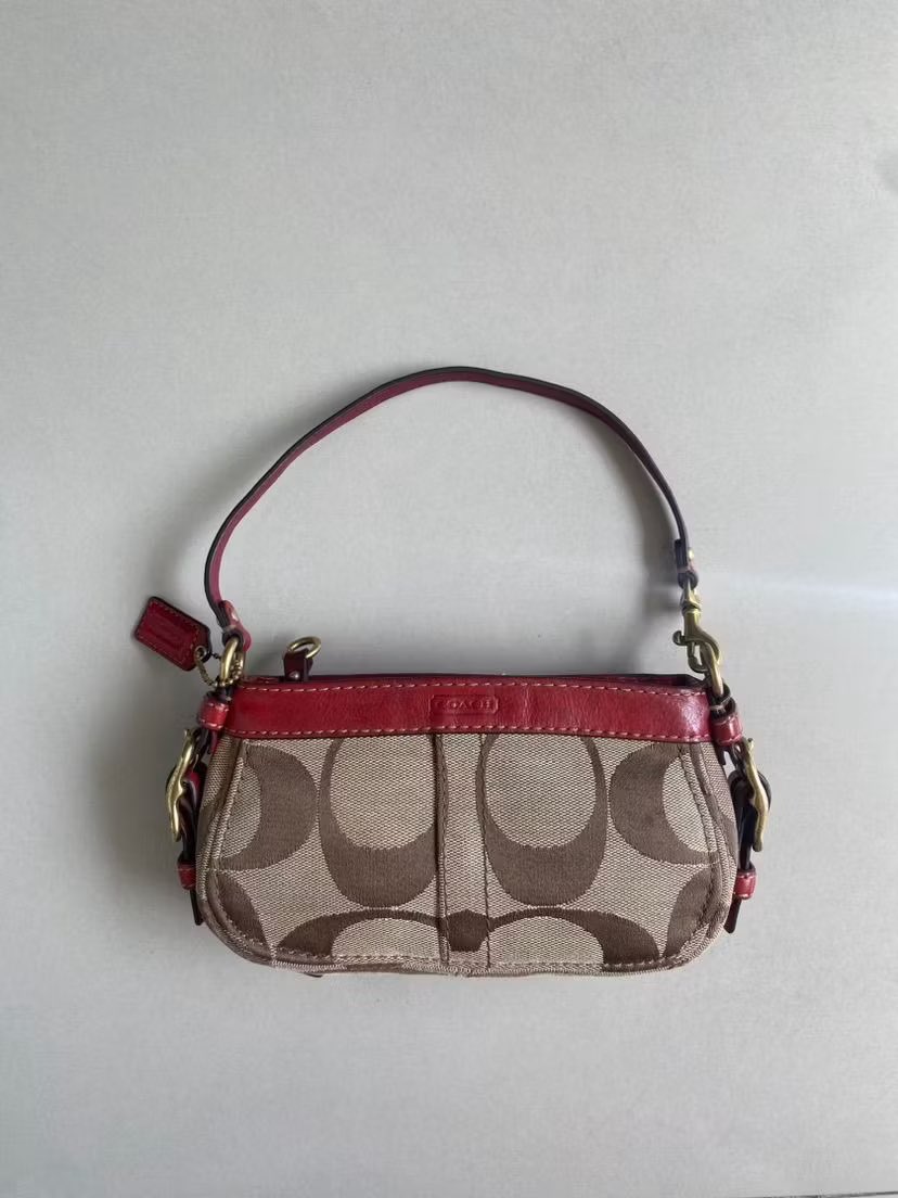 lifetroublee's tweet image. Preloved vintage bag coach. Sumpah kyut sekali tasnya💘 aku jual 950rb aja belum pernah dipake karna baru sampe ternyata buat aku kekecilan🥹 mungkin ada yg suka tas mini yuk diangkut. Detail dm

#preloved #prelovedtas #prelovedbag #coach