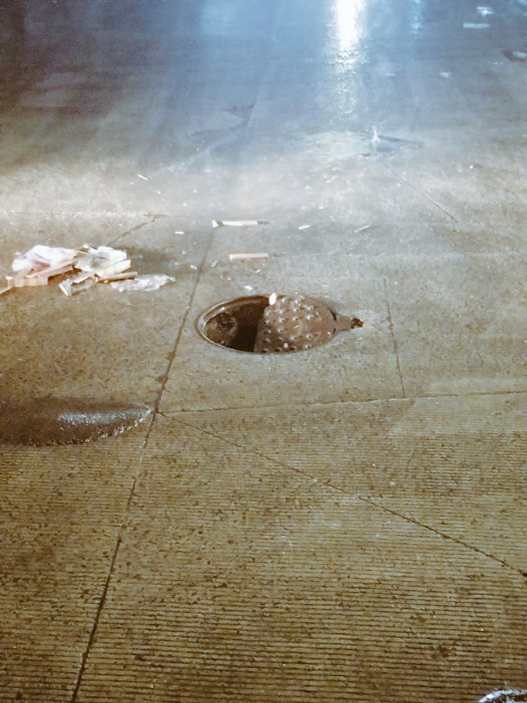 Delian_Lrs's tweet photo. Atención  @ZapopanGob tapa de alcantarilla rota en cruces de calle Ocampo e Hidalgo en San Juan de Ocotan https://t.co/l0i8rx48Dt