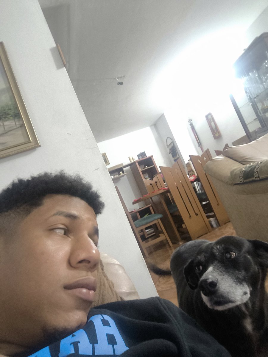 Hay una patrulla al frente de la casa y no sabemos a cual de los dos está buscando