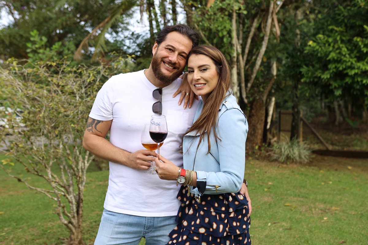 MDemathe's tweet image. Ah! Eu e ele, matinho e vinho😇🤣.