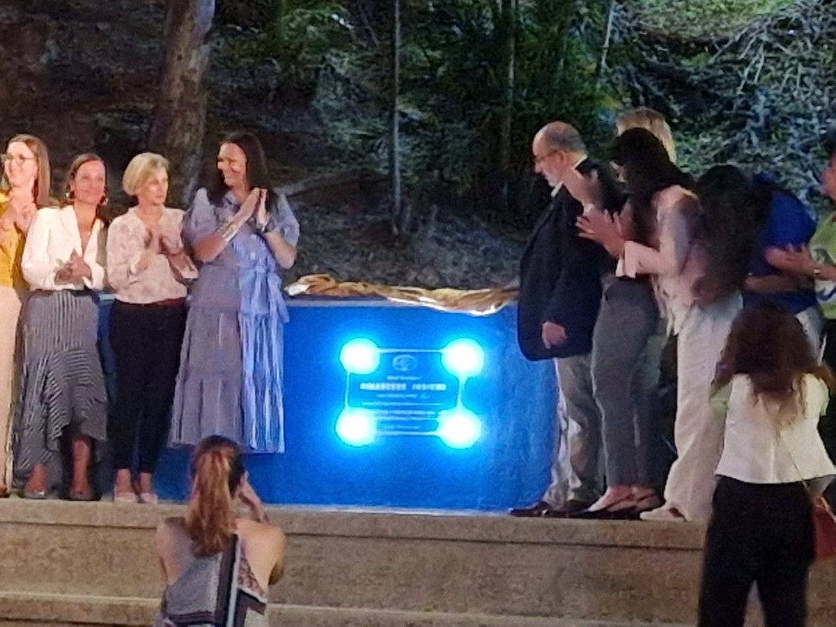 Bellissima serata insieme ai Consoli, al Comites, ai rappresentanti della collettività italiana e a un pubblico accorso numeroso per inaugurare presso il #Centro italiano-venezuelano di Caracas il grande murale ecologico "Rinascere Insieme".

Con questa idea davvero originale,