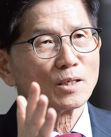 말나온김에 털어봄
한동훈 입술 존나 가늘해서 옹졸해보임 탈모보다 이게 심각한데 인지를 못 하는듯
이준석 곰보빵 존나 심하고 짝눈 불쾌함 눈깔이 왜 흐르는지 의문
이재명 눈구멍은 작은데 자꾸 머리통만 자라남
이번에 사진 보고 개놀랐잔아
김문수 지금 당장이라도 관짝 들어갈 시체같이 생김