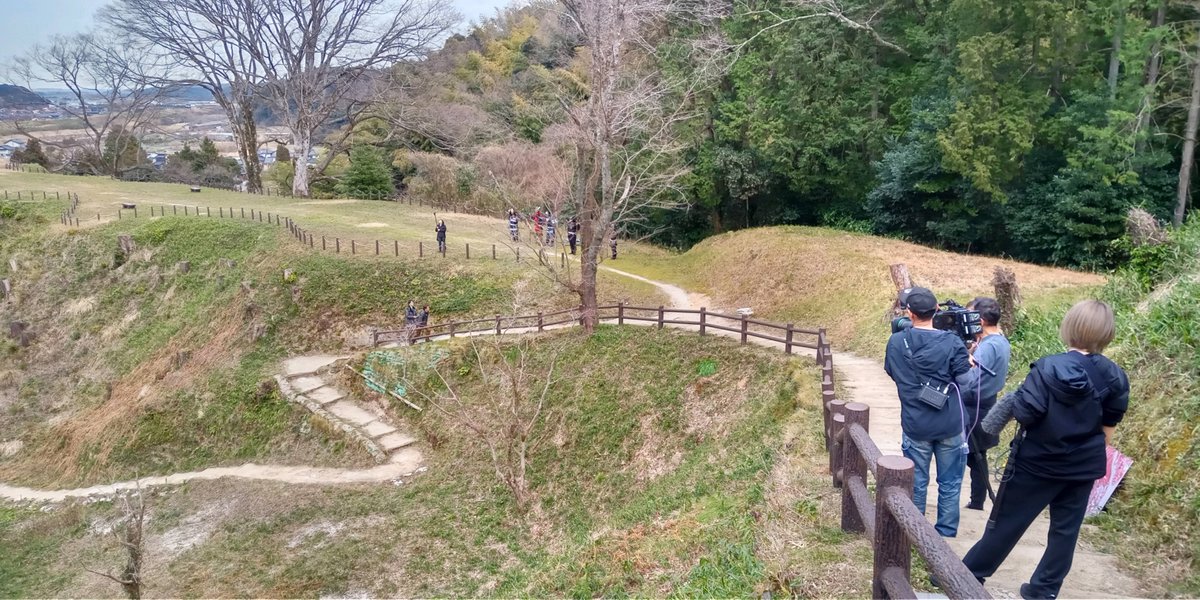 gassan_todajyo's tweet image. 「歴史探偵」の撮影風景の一コマです。尼子武者隊が攻撃する場面。
この番組で、尼子氏を全国の皆様に知っていただくことが出来ました。「尼子氏を大河ドラマへ」の運動を展開中です。全国の皆様の応援をお願いします。
#尼子氏を大河ドラマへ #歴史探偵 #月山富田城