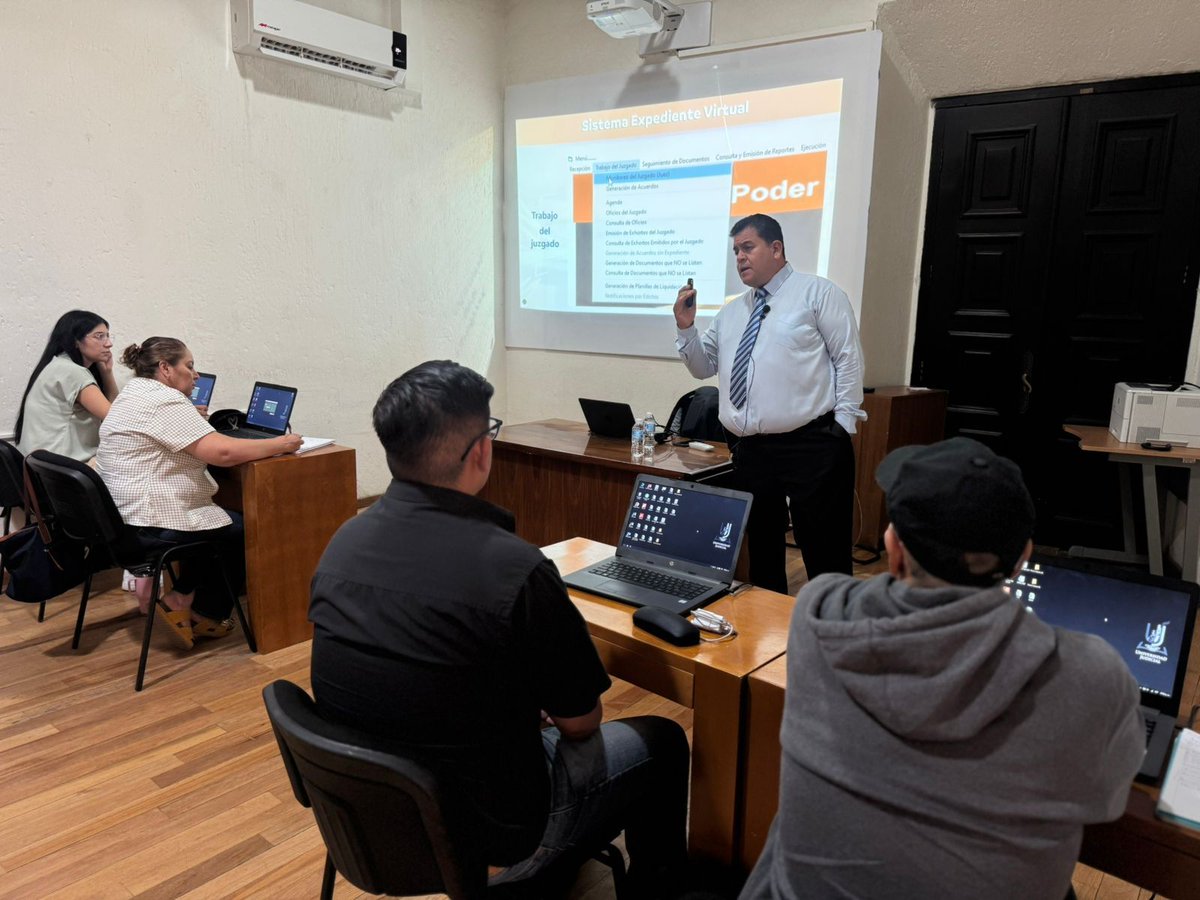 #ÁnguloJudicial | El <a href="/PJDGO/">PJDGO</a> arrancó un curso de formación de actuarios judiciales con 50 participantes. ⚖️📚

Será en modalidad híbrida, con 80 horas de capacitación teórico-práctica para fortalecer la carrera judicial. 🧑‍⚖️