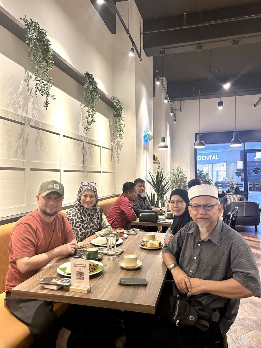 Bahagiakan ibu bapa mu , InshaAllah rahmat Allah swt bersama kamu . 

Memang routine saya dan isteri akan bersama papa dan mama twice a week sama ada breakfast , lunch or dinner . 

Mama saya video call dengan isteri almost everyday lebih banyak vc dgn saya . #rahmatNya