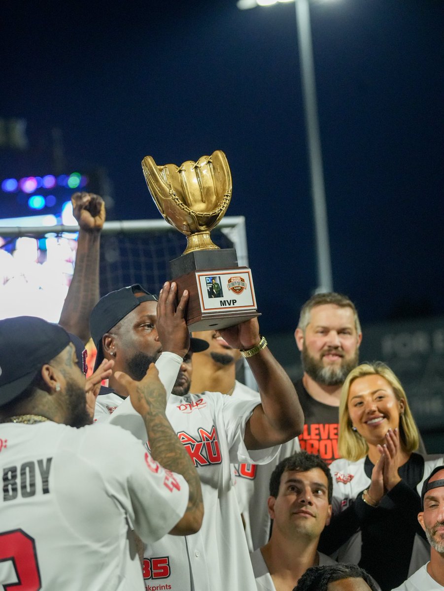 can’t let a trophy moment go to waste.

take it all in 📷