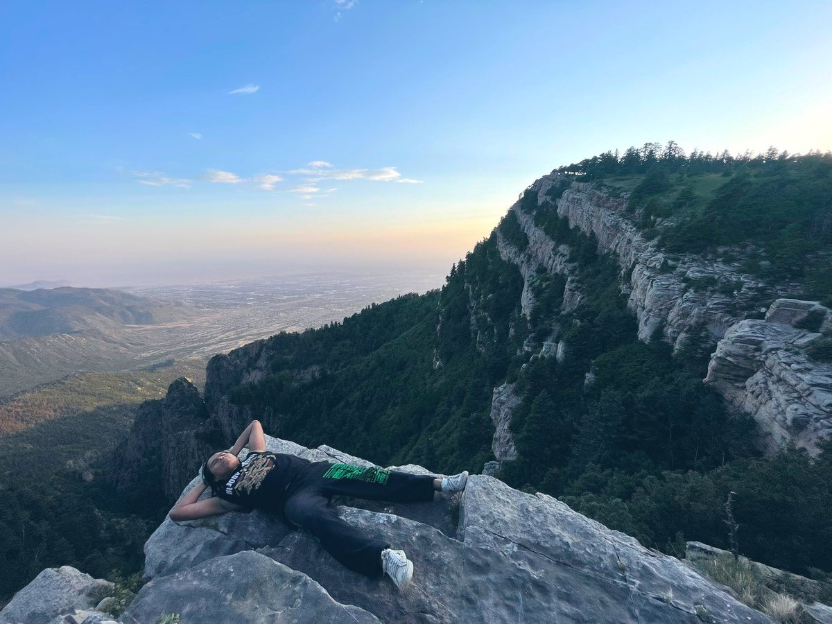 when you sleep at the edge of the cliff ⛰️ #sandiapeak #sandia #mountain #mountains #nationalforest #forest #summer #cibola #sunset #beautiful #amazing #hike #hiking #nm #newmexico #riorancho #albuquerque #desert #hudsonian #lifezone #nature #peak #cliff #cliffside #southwest