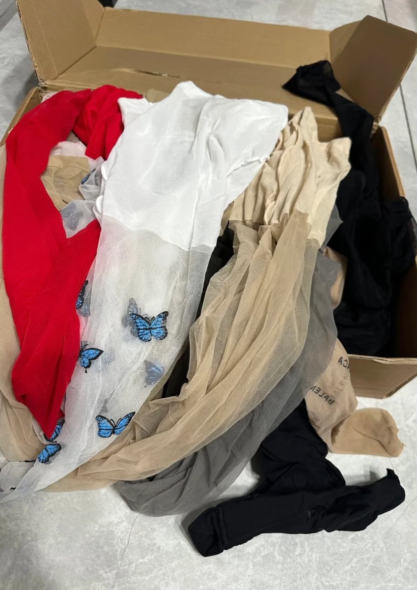 媳妇近期翻出来不要的丝袜，有没有兄弟们需要的，现在出门基本上调教的不穿内裤了，就只穿一条丝袜，每次回家发现丝袜裆部都是湿的 #西安029  #夫妻交換  #丝袜美腿  #丝袜无内