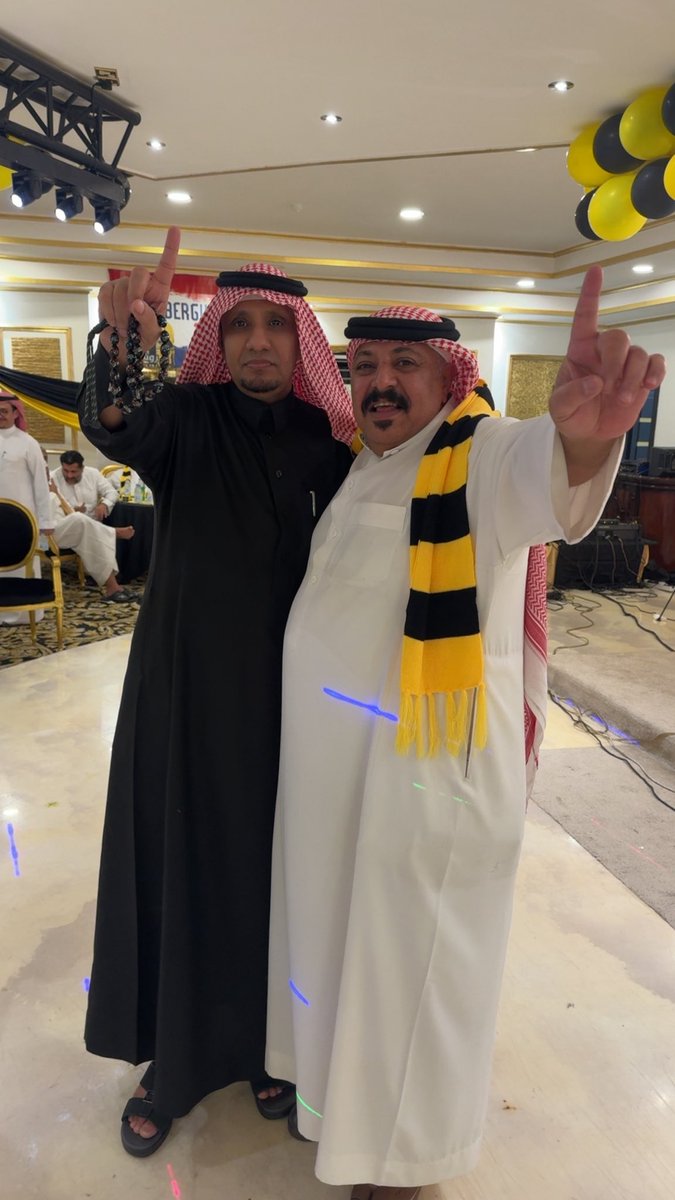 sultan199240's tweet photo. للفخامة عنوان ✨
والدي الشاعر عبدالرحمن البلادي و الأستاذ بادي المالكي 💛🌹
@abosaltan13 @badimalki 

 #حفل_اصدقاء_مساحة_الى_اين https://t.co/jB9FMAfBJw