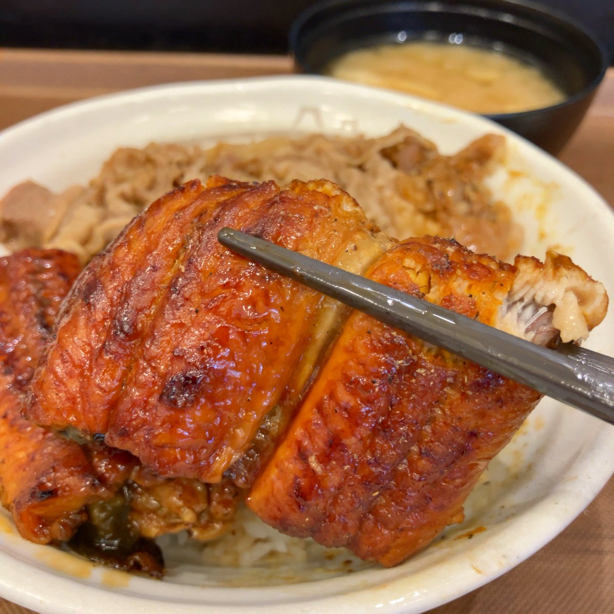 今日は松屋のうなぎコンボ牛めしを頂きます😋
ふぁっふぁのうなぎです。
#おいしいだけじゃ物足りない