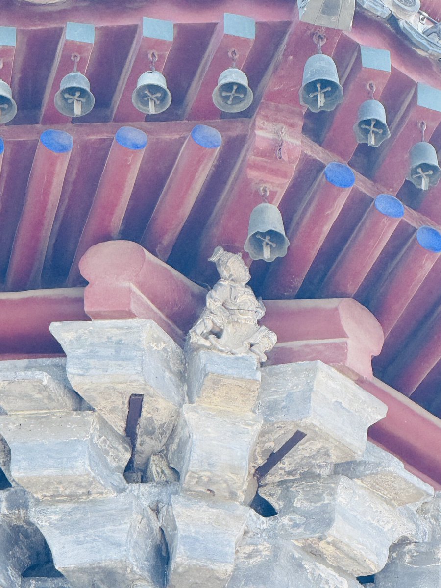 Huang2029's tweet photo. 「明灭」

“邪正烦恼，同一性空。分别假相，妙心现影。譬如彼燃灯时，暗忽消灭。明生时，暗何处去？暗来时，明至何处？明暗，代谢之法。二相共是空中假变，而无真实相。故云‘邪正俱不用’。”

燃智灯而破无明，运精进以克业火，则得失吉凶，喜忧贞吝即菩萨道场。故行者不祈细碎、不渎巫筮、不取小慧，不行邪径，唯转识成智。非凡之求，反复非凡之道。老子曰：“为天下浑其心，百姓皆属耳目焉，圣人皆孩之”；孔子曰：“我未见好仁者恶不仁者。好仁者，无以尚之；恶不仁者，其为仁矣，不使不仁者加乎其身”。

“超以象外，得其环中。持之非强，来之无穷。”

注：

1、游至北平燃灯佛舍利塔参拜，祈心灯长明，利乐有情。继续阐发此前于四行仓库所述六度之“精进”。

燃灯佛所示境界最为究竟，“物不转心，心能转物”。吾人初学虽不能骤至，亦可徐徐渐进：先立知见，再法老、孔。柔则老子——以精进力恒顺众生；刚则夫子——以精进力崇正黜邪。

“水月通禅寂，鱼龙听梵声。惟怜一灯影，万里眼中明。”

2、近年只转机偶有路过北京，距上次游玩则有七、八年了，这次多待了几天被当地侃爷带得恢复了“谢谢您”这个口头禅。休息下再爬⛰️。

3、于回乡🚄。琦行路迢迢，浮叶转眼凋，沉醉寒江孤钓，未如红尘清啸。

“采摘知深处，烟霞羡独行。幽期山寺远，野饭石泉清。寂寂燃灯夜，相思一磬声。”