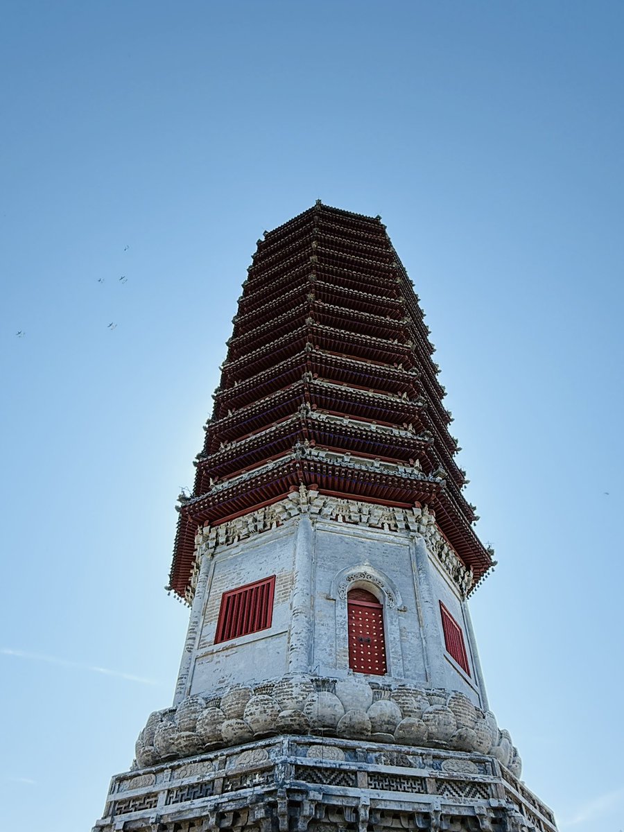 Huang2029's tweet photo. 「明灭」

“邪正烦恼，同一性空。分别假相，妙心现影。譬如彼燃灯时，暗忽消灭。明生时，暗何处去？暗来时，明至何处？明暗，代谢之法。二相共是空中假变，而无真实相。故云‘邪正俱不用’。”

燃智灯而破无明，运精进以克业火，则得失吉凶，喜忧贞吝即菩萨道场。故行者不祈细碎、不渎巫筮、不取小慧，不行邪径，唯转识成智。非凡之求，反复非凡之道。老子曰：“为天下浑其心，百姓皆属耳目焉，圣人皆孩之”；孔子曰：“我未见好仁者恶不仁者。好仁者，无以尚之；恶不仁者，其为仁矣，不使不仁者加乎其身”。

“超以象外，得其环中。持之非强，来之无穷。”

注：

1、游至北平燃灯佛舍利塔参拜，祈心灯长明，利乐有情。继续阐发此前于四行仓库所述六度之“精进”。

燃灯佛所示境界最为究竟，“物不转心，心能转物”。吾人初学虽不能骤至，亦可徐徐渐进：先立知见，再法老、孔。柔则老子——以精进力恒顺众生；刚则夫子——以精进力崇正黜邪。

“水月通禅寂，鱼龙听梵声。惟怜一灯影，万里眼中明。”

2、近年只转机偶有路过北京，距上次游玩则有七、八年了，这次多待了几天被当地侃爷带得恢复了“谢谢您”这个口头禅。休息下再爬⛰️。

3、于回乡🚄。琦行路迢迢，浮叶转眼凋，沉醉寒江孤钓，未如红尘清啸。

“采摘知深处，烟霞羡独行。幽期山寺远，野饭石泉清。寂寂燃灯夜，相思一磬声。”