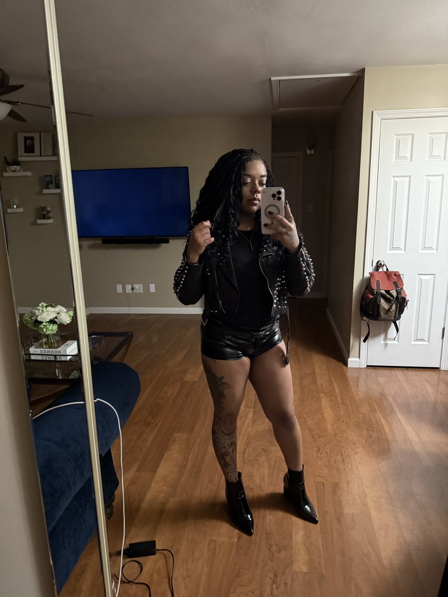_CallMeTOR's tweet image. Little booties MATTER !