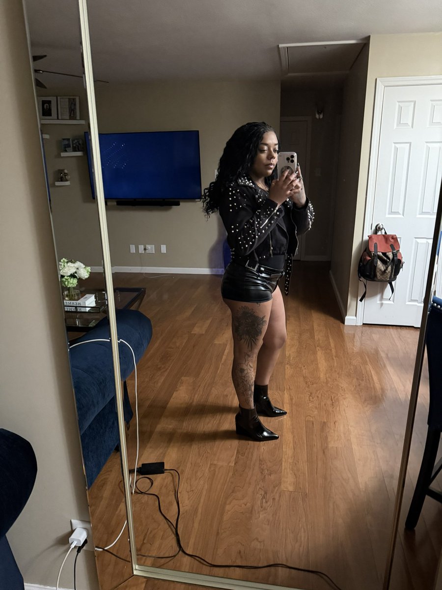 _CallMeTOR's tweet image. Little booties MATTER !