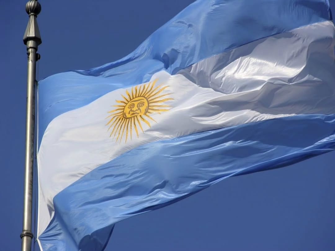 fernandez_dip's tweet photo. Celebremos juntos el Día de la Bandera! Hoy recordamos el símbolo patrio que nos une a todos los argentinos. Orgullo nuestro … ¡Siempre en alto, siempre arriba! 🇦🇷🇦🇷🇦🇷 https://t.co/hWGUInmIPS