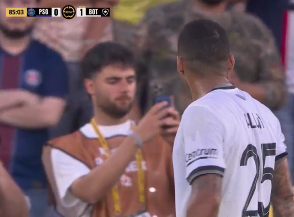 renaldinhos's tweet image. Yo cuando enfocaron a @RafaelEscrig en la retransmisión del PSG-Botafogo: