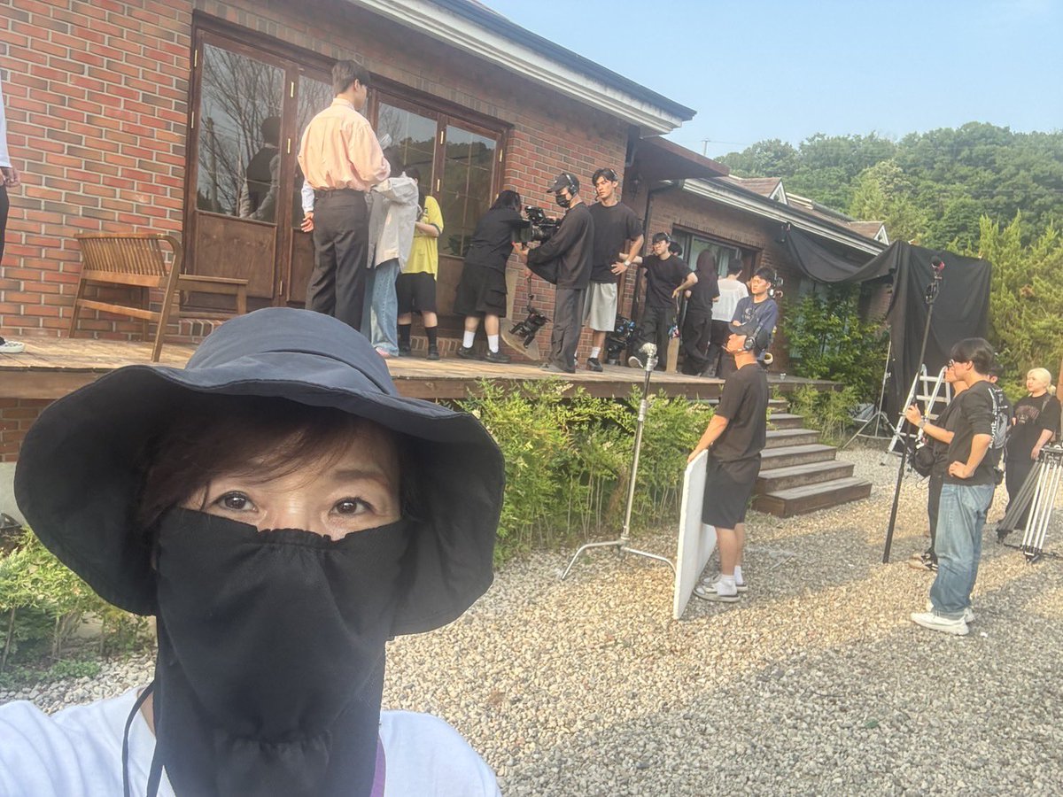 myonpa's tweet image. トークショーの振り返りもままならぬまま
翌々日から韓国にダイブ!
女優として出演
演出通訳
韓国語指導
演技指導
文字通り「もりもりマルチ」奮闘中〜
自分も芝居しながら
同時に通訳してる姿は
流石にちょっとおもしろくなって
吹き出すの巻 笑
#韓国語通訳 #ヨギソダイブ #한국어통역 #촬영
