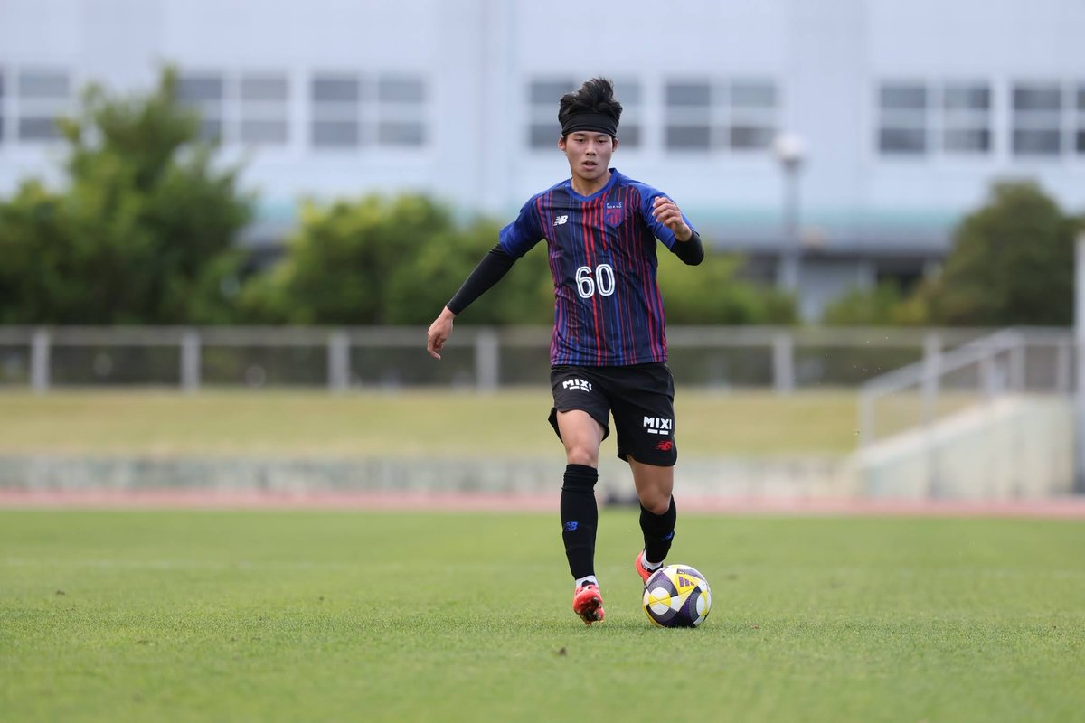 fctokyoofficial's tweet photo. 🔵選手情報🔴
#ペクインファン 選手が、忠南牙山FC(大韓民国)へ完全移籍することが決定しました。

ペク選手 コメント
「このたび、韓国の忠南牙山FCへ移籍することになりました。
日本で過ごした1年半、思うような結果を残すことはできませんでしたが、ここで出会ったすべての方々のお陰で、人としてもサッカー選手としても大きく成長することができました。

いつも声をかけてくださったファン・サポーターのみなさん、温かく接してくれたチームメイト、そして自分のためにトレーニング後も残って指導してくださったスタッフのみなさんには、感謝の気持ちしかありません。本当にありがとうございました。

たくさん悩んだ末に、もっと経験を積むためにチームを離れる決断をしました。この選択が自分にとって新たな一歩となるよう、韓国に戻っても全力で戦います。
短い時間ではありましたが、みなさんからいただいた応援や後押しは、苦しい時期の自分を支えてくれる、本当に大きな力となりました。

必ず今よりも成長して、またみなさんの前でプレーできるよう、これからも努力を続けていきます。
本当にありがとうございました」
https://t.co/Nm0t583Mu3 

#fctokyo #tokyo