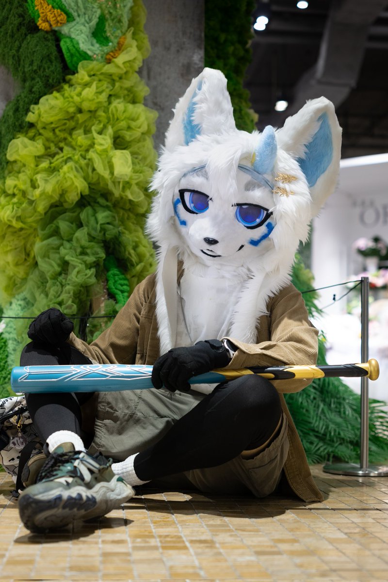 “我已茂若巨杉，枝可摘星揽月，虽已不再年幼，但仍心怀天真...物换星移，而我仍在。”

🍀绿野仙踪🍀
因为图太少只能毛五出没的3.0头！
商业街里很好看的绿植柱子，于是拍了～
新毛风格真的很活灵活现w

📷：陈喵 <a href="/cjjchenmiaomiao/">想拍毛毛的喵喵</a>

#FursuitFriday
#FursuitEveryday 
#fursuiter 
#fursuit
#furry