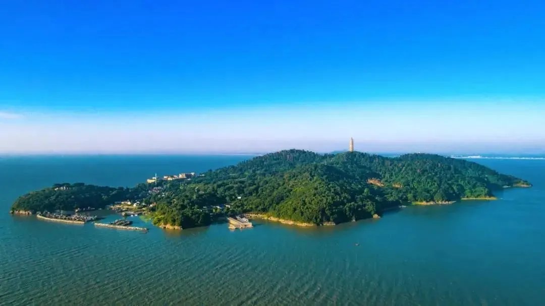 HefeiChina's tweet image. Chaohu scenic spots offer exclusive discounts for 2025 gaokao takers! Show your exam permit for special deals until summer ends. Bring it along for a relaxing journey! 🌟🎓🌺 #EntranceExams #Discounts #SummerTravel