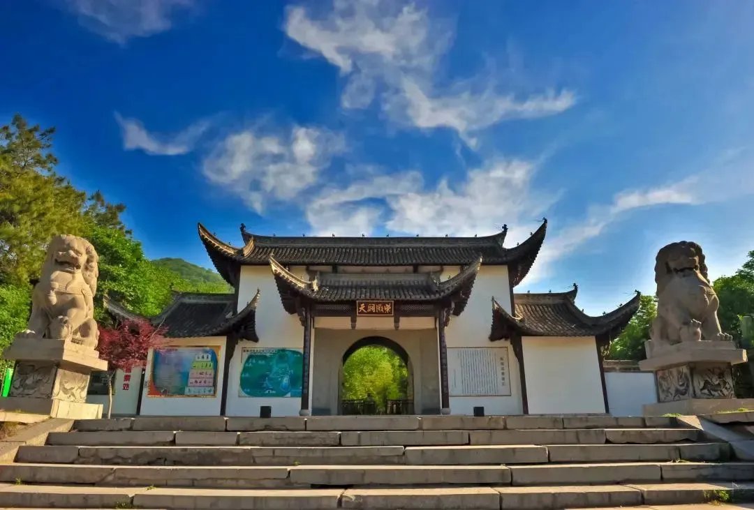 HefeiChina's tweet image. Chaohu scenic spots offer exclusive discounts for 2025 gaokao takers! Show your exam permit for special deals until summer ends. Bring it along for a relaxing journey! 🌟🎓🌺 #EntranceExams #Discounts #SummerTravel