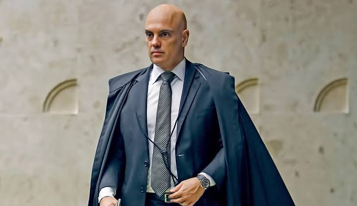 E O Ministro Alexandre De Moraes Mandou PRENDER De Novo O CRIMINOSO Que Quebrou O Relógio Durante Os ATOS GOLPISTAS Do 08 De Janeiro. 
O Juiz Que O Soltou Será INVESTIGADO Por DESCUMPRIR AS LEIS