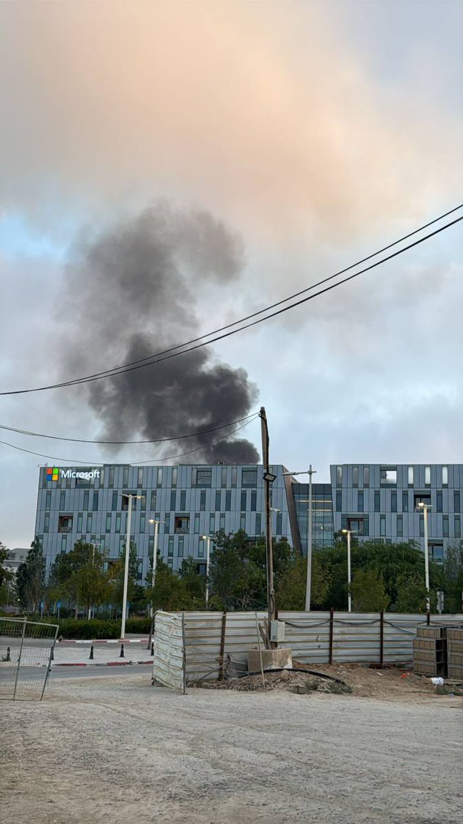 Pak_Osint's tweet photo. ⚡️ Rocket falls near Microsoft company in Be'er Sheva, Israel 🇮🇱 

#Beerseba 
#IsraeliranWar #Israel #Iran #IranIsraelConflict #IsraelIranConflict #BREAKING #BreakingNews #Dimona https://t.co/DFzPDZA7GN