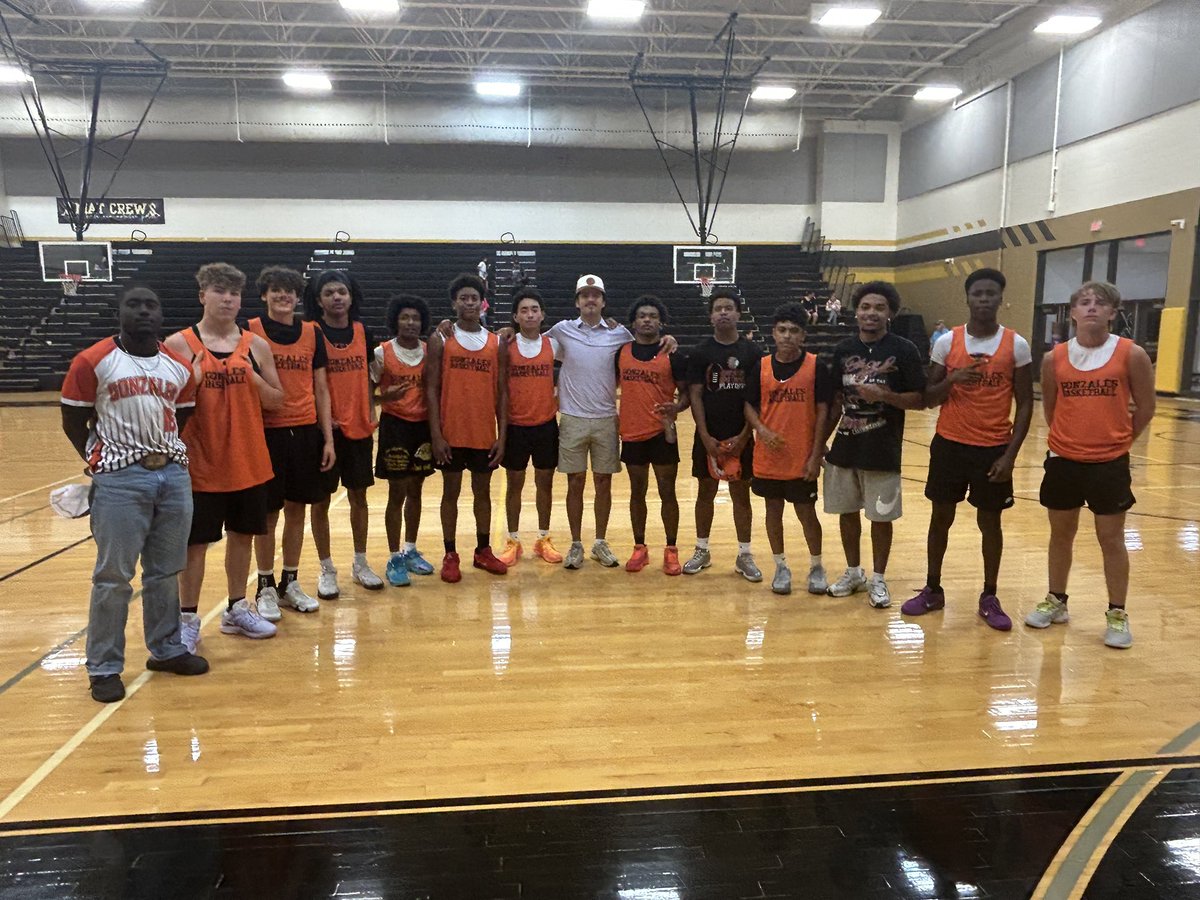 GonzalesHoops's tweet image. Really proud of the way our guys finished off the Seguin Summer League tonight. Came together as a unit and showed a lot of growth while going 2-0 on the night! Learned a lot about our team and got better the last four weeks. Keep building!