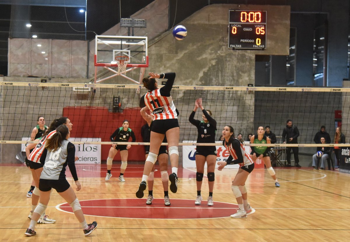 🏐🇦🇹 ¡Victoria en tie break contra Banco y se mantiene el invicto en la Copa Alcides Márquez 🙌!

🏐 Estudiantes 3 - Banco Provincia 2
🔸️ 25-22, 25-19, 16-25, 24-26, 15-12

🔜 27/6 vs Vélez (V)

#VamosPincha #EDLP #EDELP