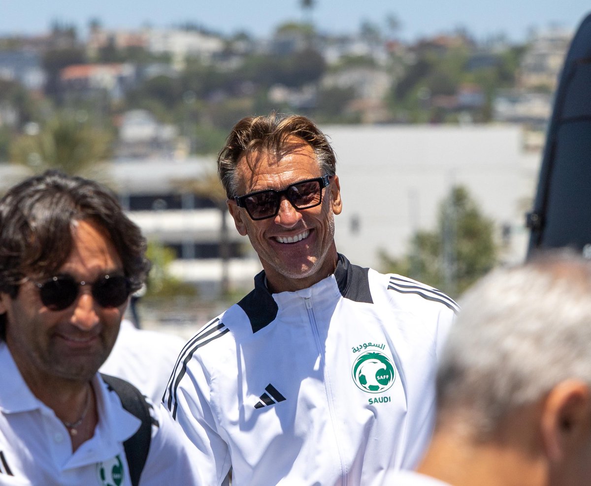 مدرب جالس يتدرب على حسك 
مدرب تركك في اهم بطولة بتاريخك وباعك عشان يدرب سيدات فرنسا وبعد ما فشل معهم 

تروح ترجعه ليه؟ ابي افهم ليه؟ 

طيب وش الي قدمه معنا عشان ترجعه؟ 

فوزه ضد الأرجنتين ؟ او صراخه على خط التماس؟

حسبي الله على من رجعه وقزّم منتخبنا!