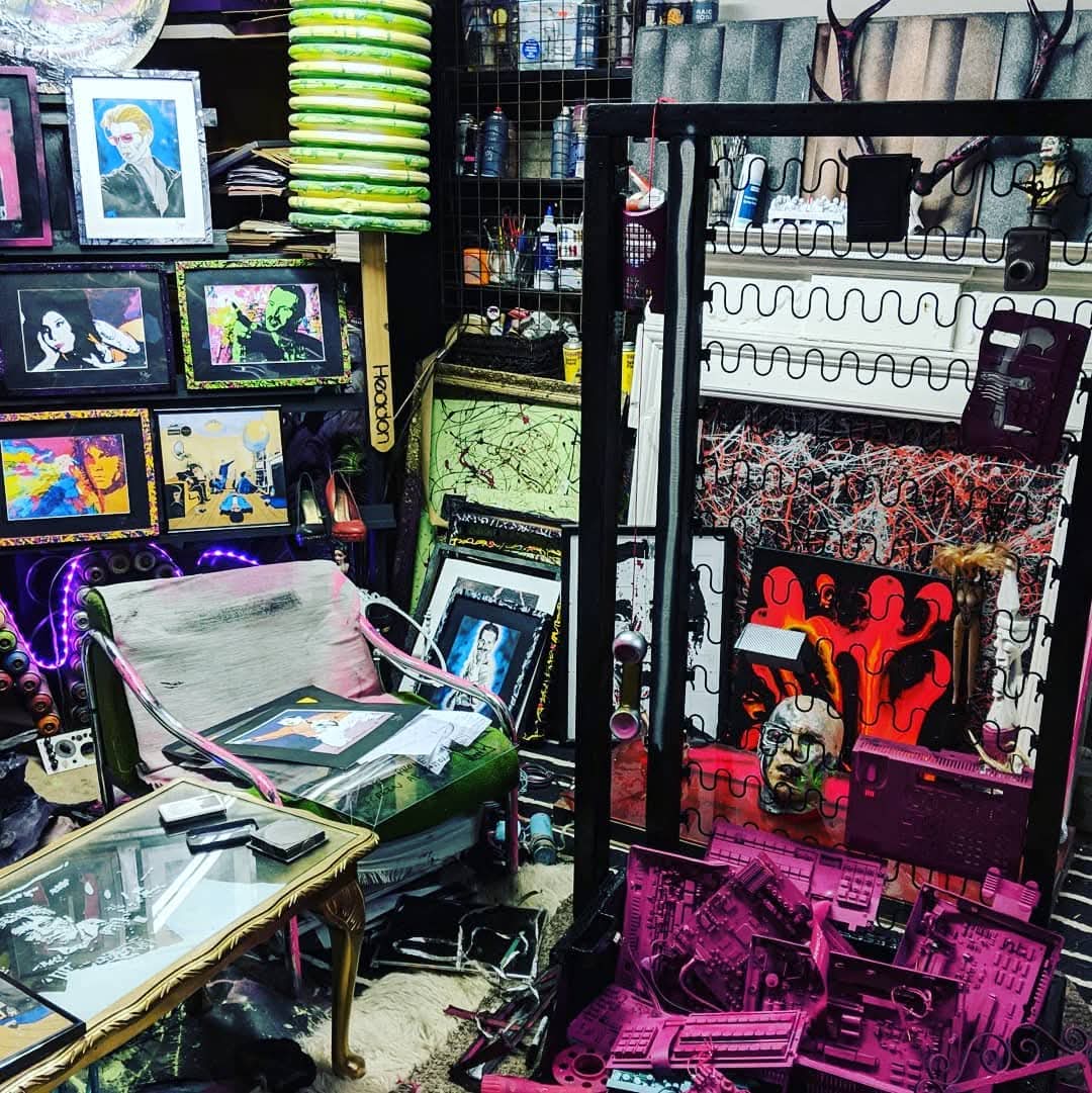 headonart's tweet photo. Saying goodbye to my old Studio, affectionately known to all whom visited it over 15 years as "The Gentleman's Club"  Much art created &amp; Manys a good time had in that establishment 🎨🥂

#ArtistOnX #artscotland #artstudio https://t.co/Rgs3cRtFKr