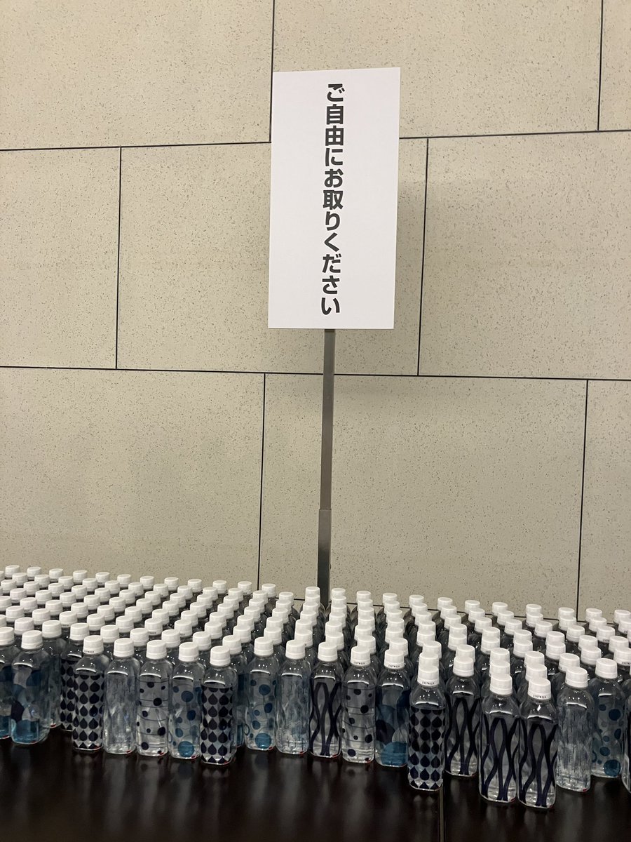 chawan_wabita's tweet photo. 三菱商事、お帰りの際水取り放題やったらしくて草はえる https://t.co/lLckuZsey2