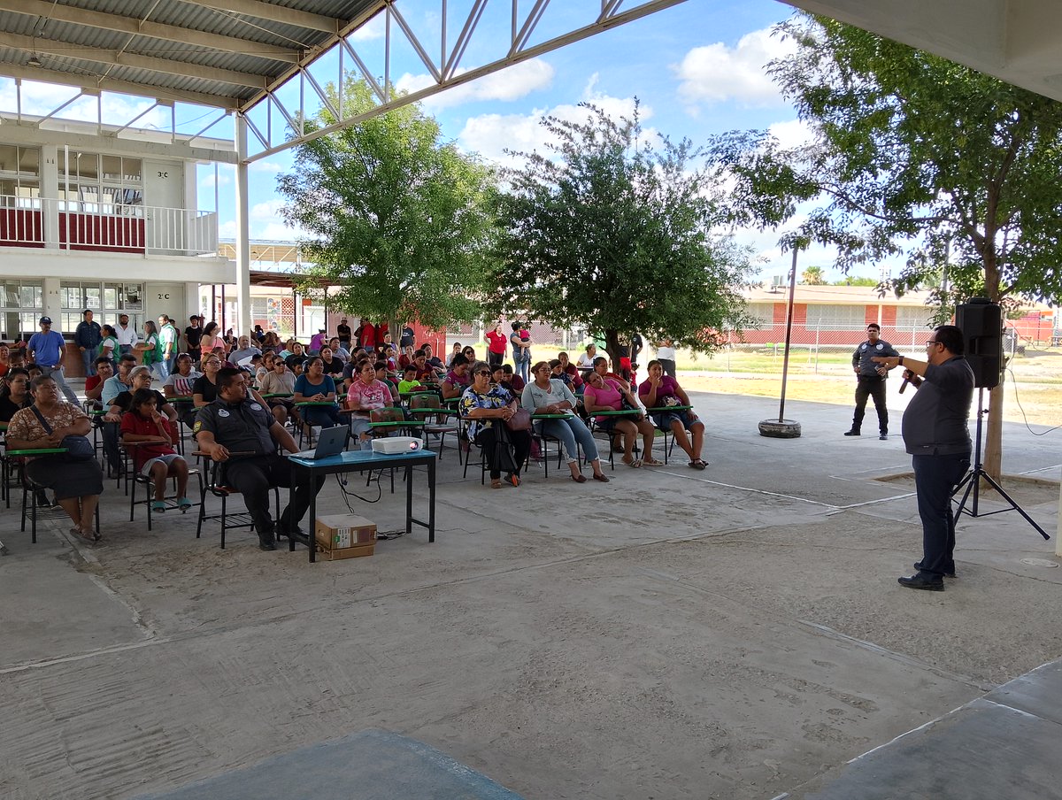 Hoy con la presencia del personal Directivo, Administrativo y Docente del plantel llevamos a cabo la 4° Jornada Integral de Mejora Académica, Academia Ordinaria y Escuela para padres en la cual se llevó a cabo la plática con el tema "Estrategias para el uso de las Redes Sociales"
